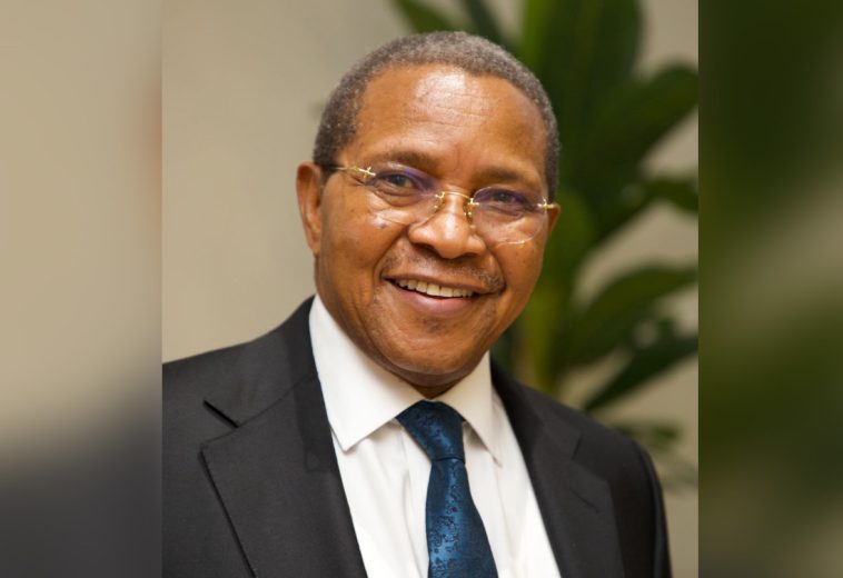 Former President of Tanzania, H.E. Jakaya Kikwete, receives the African Peace and Security Leader of the Year Award