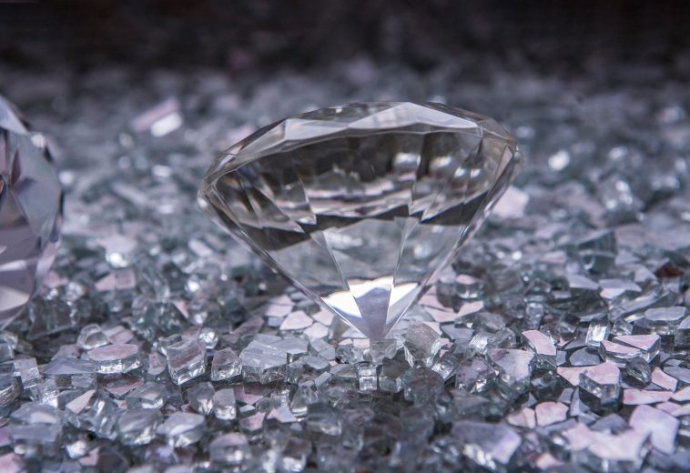 Angola Eyes De Beers Stake in Continental Diamond Play